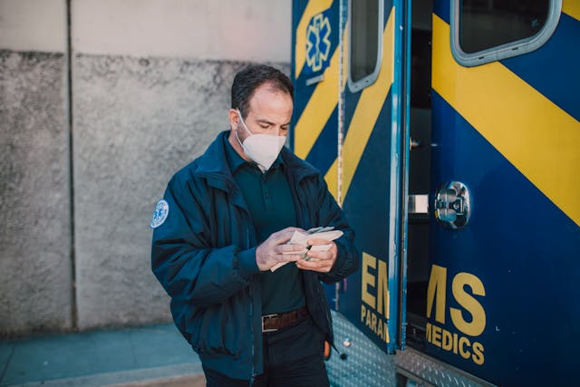 Illustrative image Paramedic Wearing a Mask used in Accordemy®'s training on Emergency Medicine Management