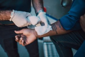 Illustrative image Person With White Bandage on Left Hand used in Accordemy®'s training on Healthcare Management in Humanitarian Emergencies