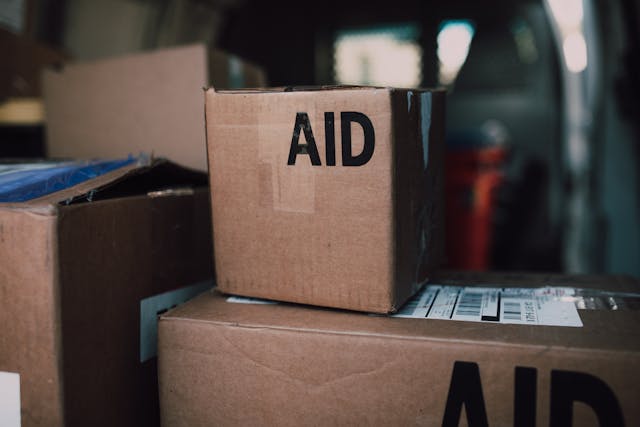 Illustrative image A Brown Cardboard Box with Aid Label used in Accordemy®'s training on Emergency and Disaster Logistics