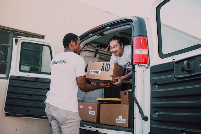 Illustrative image Man in White T-shirt used in Accordemy®'s training on Emergency and Disaster Logistics