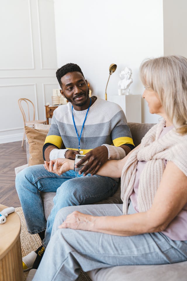 Illustrative image Man and Woman Sitting on the Couch used in Accordemy®'s training on Integrated Community Based Healthcare