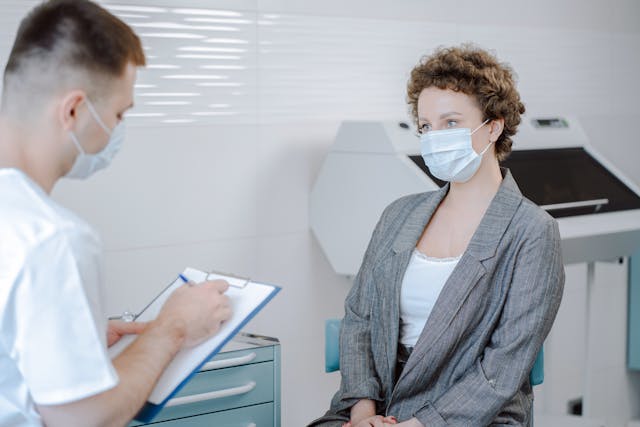 Illustrative image Doctor and Patient Talking in Office used in Accordemy®'s training on Health Risk Assessment and Management