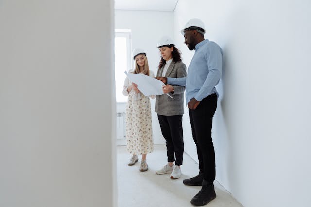 Illustrative image Man and Women Looking at House Plan used in Accordemy®'s training on Project Stakeholder Management