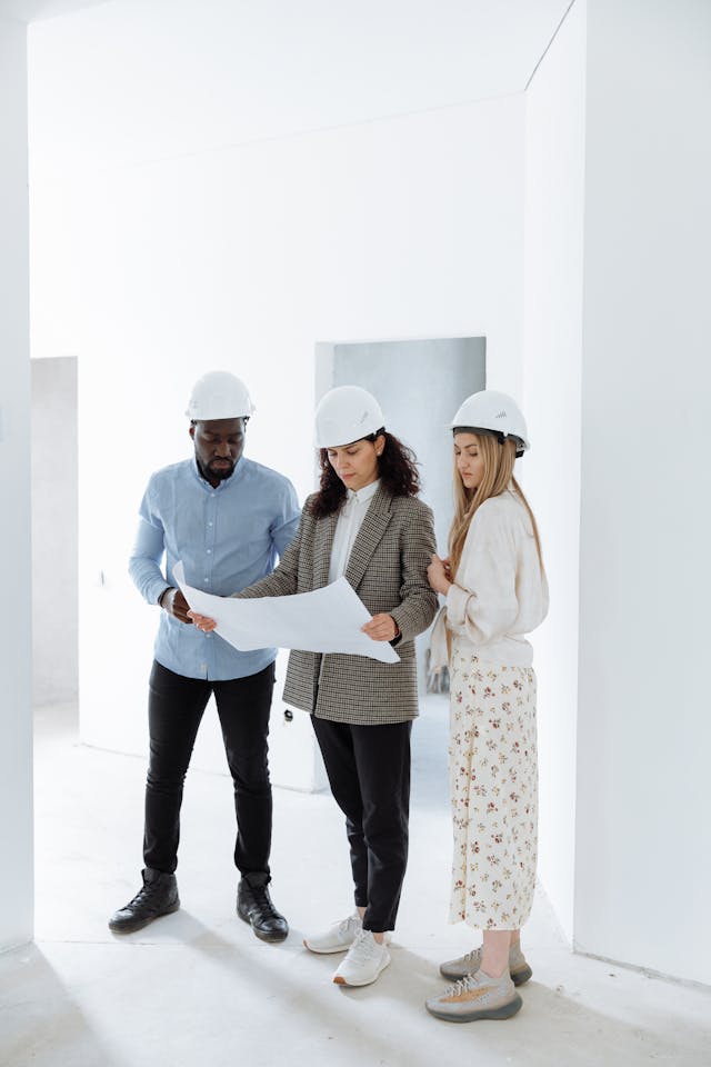 Illustrative image People Looking at the House Floor Plan used in Accordemy®'s training on Project Stakeholder Management