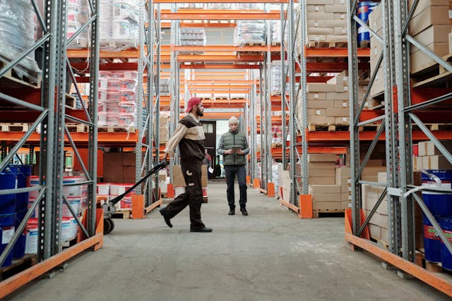 Illustrative image Warehouse with Concrete Floors used in Accordemy®'s training on AI and Automation in Supply Chain