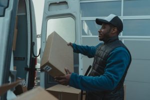 Illustrative image Delivery Man carrying a Package used in Accordemy®'s training on Fleet Management
