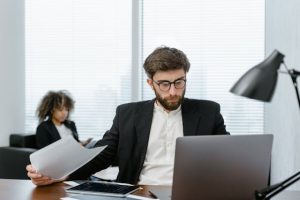 Illustrative image Man in Black Suit Jacket Sitting Beside Woman in Black Blazer used in Accordemy®'s training on Change Management in Projects