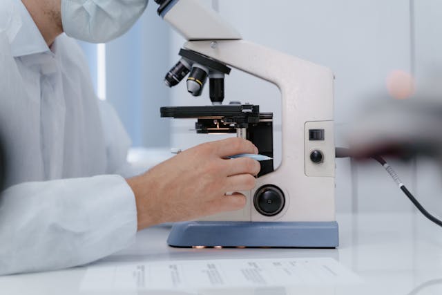 Illustrative image Medical Professional using Microscope used in Accordemy®'s training on Qualitative Health Research
