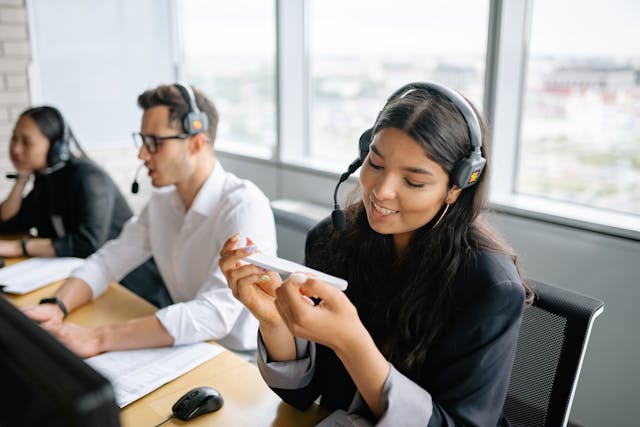 Illustrative image A Smiling Woman Working in a Call Center used in Accordemy®'s training on Import-Export Operations