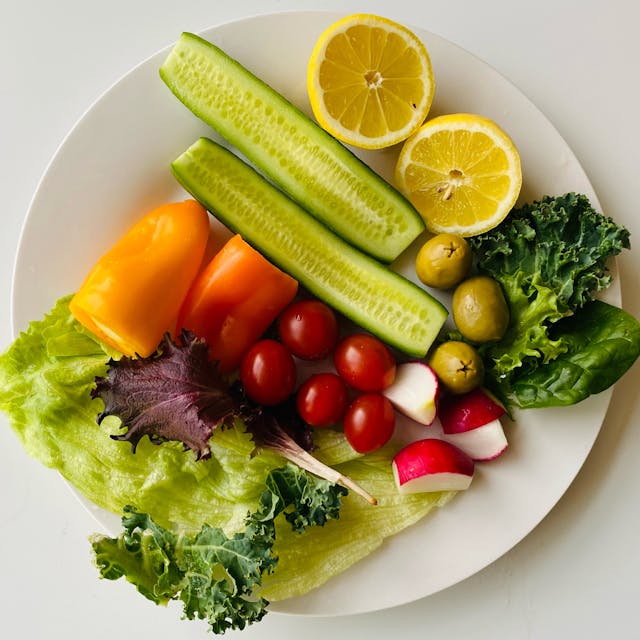 Illustrative image Vegetables on a Plate used in Accordemy®'s training on Advanced Nutrition and Dietetics