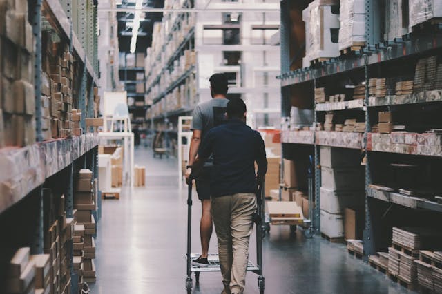 Illustrative image Men Going Around a Warehouse used in Accordemy®'s training on Humanitarian Logistics and Supply Chain Management