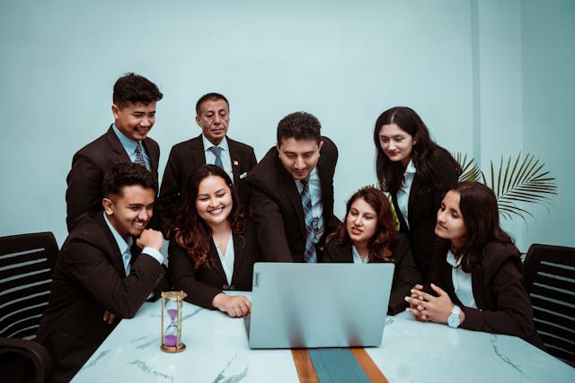 Illustrative image A Group of People with a Laptop used in Accordemy®'s training on Teamwork And Team Building
