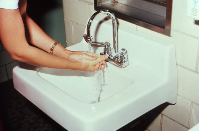 Illustrative image Person Washing Hands on Sink used in Accordemy®'s training on Water, Sanitation, and Hygiene (WASH) in Emergencies