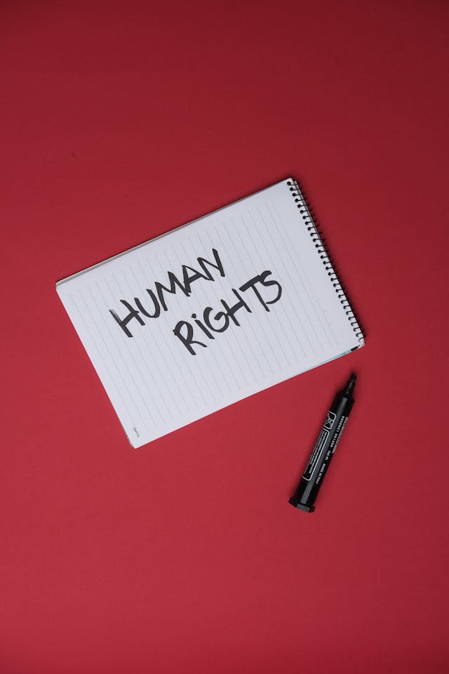 Illustrative image Human Rights Message on Notepad with Marker used in Accordemy®'s training on Human Rights in Humanitarian Response
