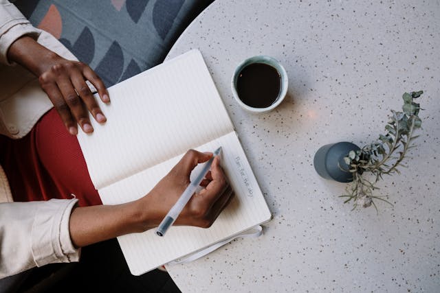 Illustrative image Person Holding White Pen and White Paper used in Accordemy®'s training on Grant Writing and Fundraising in Humanitarian Settings