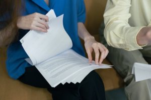 Illustrative image Person looking at Documents used in Accordemy®'s training on Data Management and Analysis