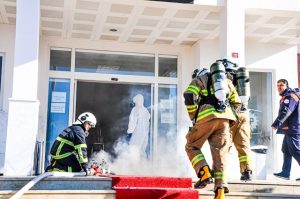 Illustrative image Firefighters Using Special Equipmen used in Accordemy®'s training on Volunteer Management in Disaster Situations