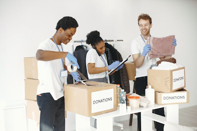 Illustrative image People Working at Donation Center used in Accordemy®'s training on Fundraising for non-profit organizations
