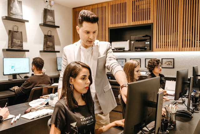 Illustrative image Man Teaching Woman in Front of Monitor used in Accordemy®'s training on Essentail ToT