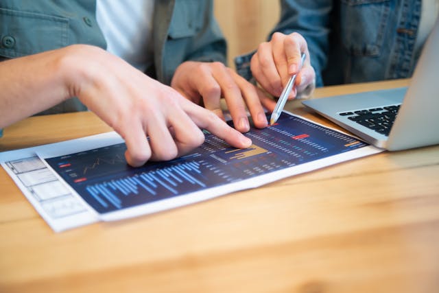 Illustrative image Business People Looking at Business Analytics  used in Accordemy®'s training on Training Manager: TDP Level 5