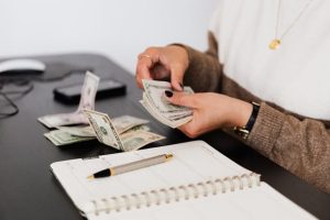 Illustrative image Person Counting Cash Money used in Accordemy®'s training on Workplace Bullying