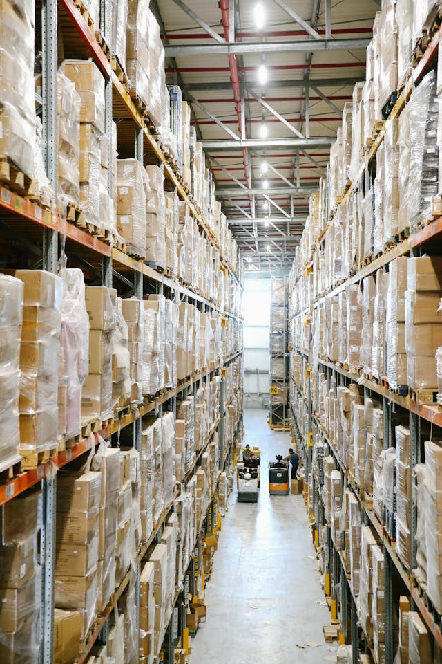 Illustrative image Boxes on Shelves inside a Warehouse used in Accordemy®'s training on Humanitarian Logistics and Supply Chain Management