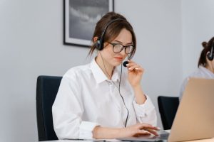 Illustrative image Photo of a Woman in a White Shirt used in Accordemy®'s training on Administrative Support