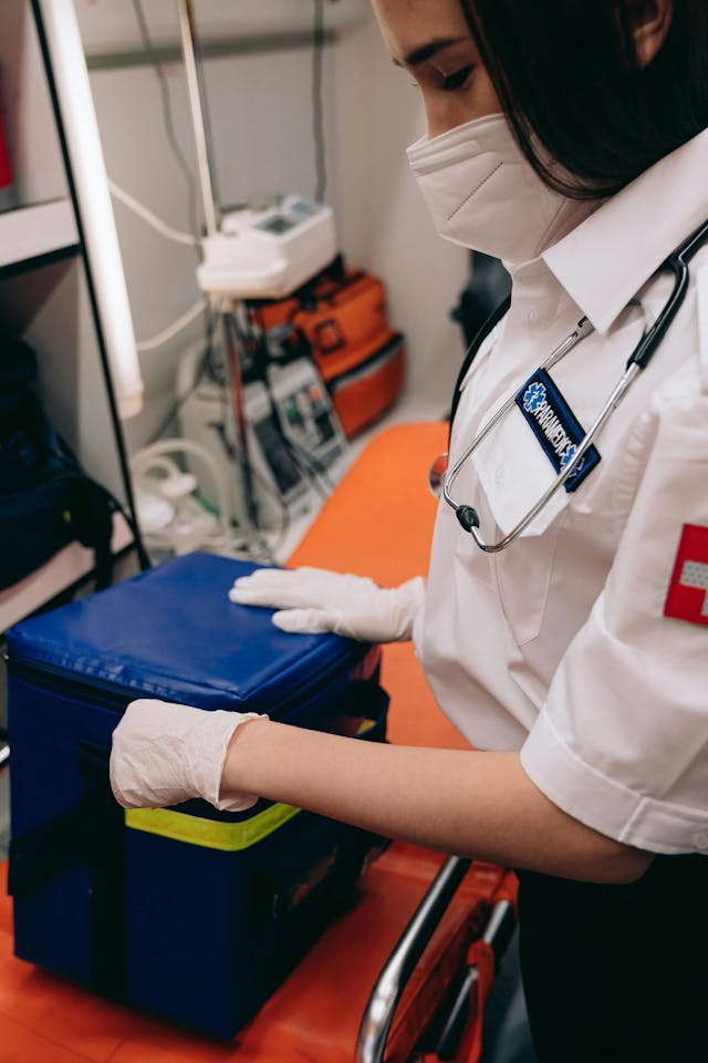 Illustrative image Paramedic Standing with Bag used in Accordemy®'s training on Managing Aid Workers Safety and Security
