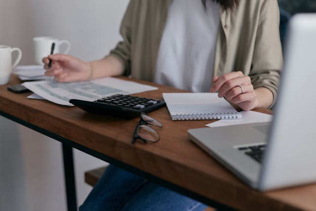 Illustrative image a man and woman sitting at a table with paper used in Accordemy®'s training on Delivering Constructive Criticism