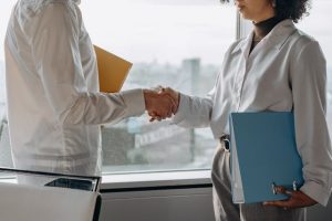 Illustrative image Business People Shaking Hands in Agreement used in Accordemy®'s training on Business Etiquette