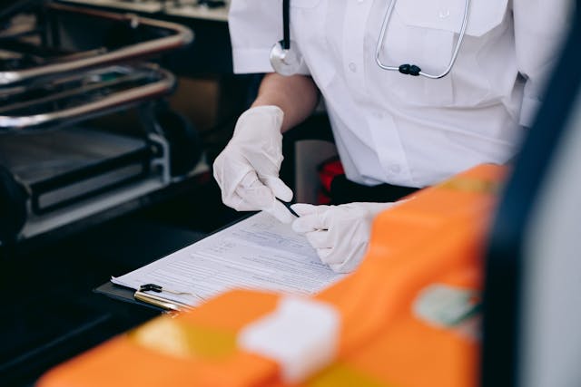 Illustrative image Doctor Holding an Injection in an Ambulance used in Accordemy®'s training on Managing Aid Workers Safety and Security
