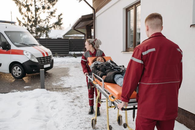 Illustrative image Woman On A Stretcher used in Accordemy®'s training on Emergency Medical Response in Disaster Situations