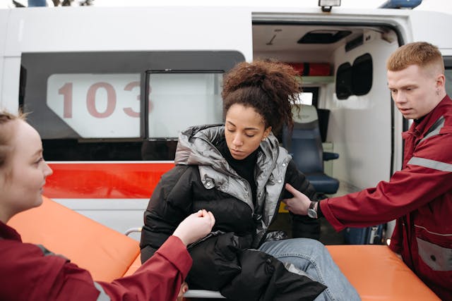 Illustrative image Paramedics Assisting A Woman used in Accordemy®'s training on Human Rights in Humanitarian Response