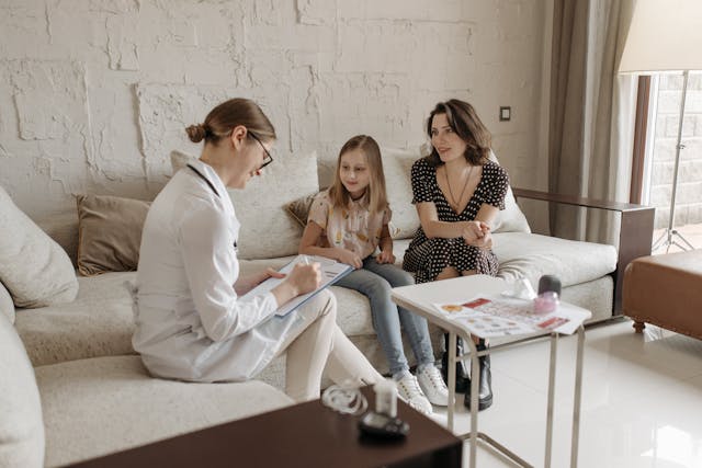 Illustrative image A Doctor in a Consultation with a Mother and Her Daughter used in Accordemy®'s training on PPP for health
