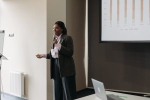 Illustrative image Elegant Woman Speaking at Business Conference used in Accordemy®'s training on Leadership And Influence