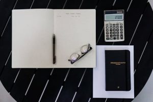 Illustrative image Eyeglasses, Notebook and Calculator used in Accordemy®'s training on Productivity Tools for Administrators