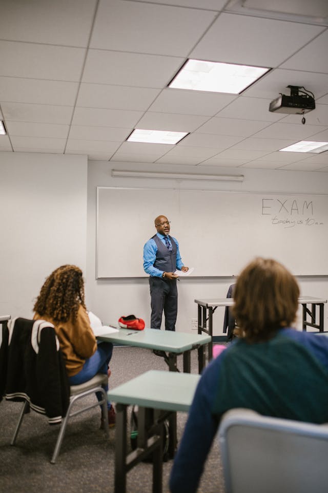 Illustrative image Teacher Discussing His Lesson to His Students used in Accordemy®'s training on Training of Master Trainers (ToMT): Level 3 of the TDP