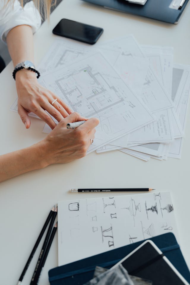 Illustrative image Architect writing on Floor Plans used in Accordemy®'s training on LFA and Project Planning