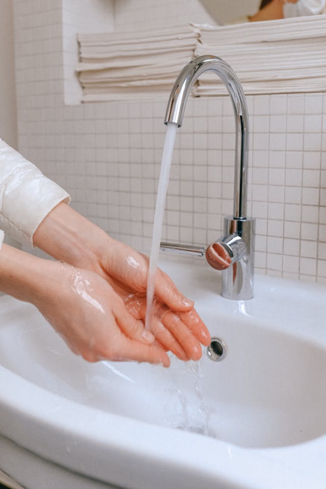 Illustrative image Person Washing Hands used in Accordemy®'s training on Water, Sanitation, and Hygiene (WASH) in Emergencies