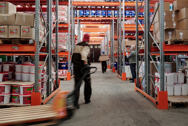 Illustrative image Photo of Men Working in a Warehouse used in Accordemy®'s training on Humanitarian Logistics and Supply Chain Management