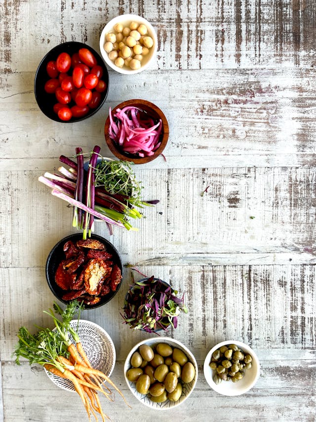 Illustrative image Colorful Flat Lay of Fresh Vegetables on Wooden Table used in Accordemy®'s training on Nutrition in Emergencies