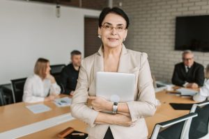 Illustrative image Elderly Woman Wearing a Beige Blazer used in Accordemy®'s training on Self-Leadership