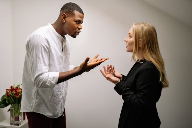 Illustrative image Man Having an Argument with a Woman used in Accordemy®'s training on Conflict Resolution in Humanitarian Contexts