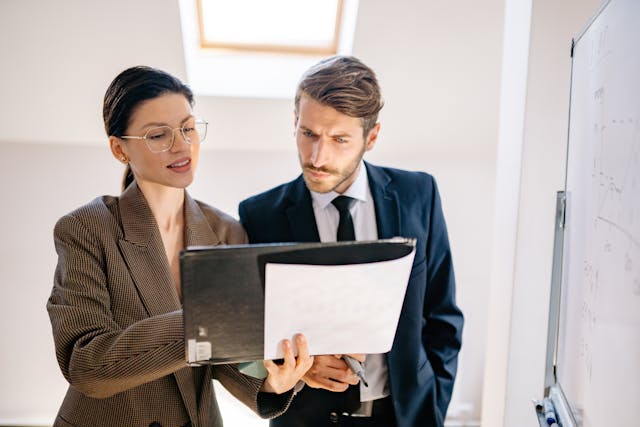 Illustrative image Man and Woman Looking at the Camera used in Accordemy®'s training on Business Writing Skills for relief and development managers