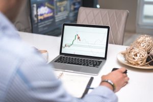 Illustrative image A Trader Monitoring Data Online used in Accordemy®'s training on Financial Risk Management