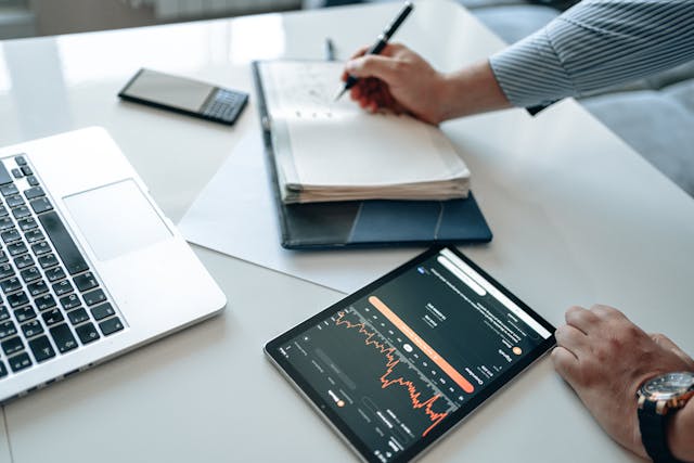 Illustrative image A Man Taking Notes of a Graph used in Accordemy®'s training on Financial Risk Management