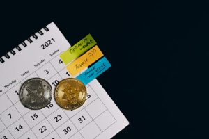 Illustrative image Coins on a Calendar used in Accordemy®'s training on Investment Portfolio Management