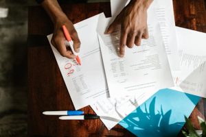 Illustrative image Person Working On Documents used in Accordemy®'s training on Internal Control and Audit